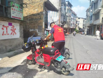 道路過窄車輛和行人易“對沖” 這段馬路能否重新規(guī)劃停車位