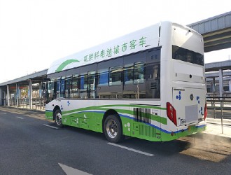 女子騎電動車急剎摔倒，公交車長主動下車熱心幫扶