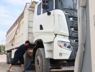 博樂市首批純電動重型卡車投入運營